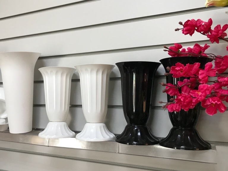 Ритуальные пластиковые вазы