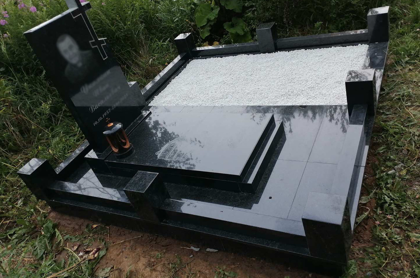 Облицовка могилы гранитной плиткой.