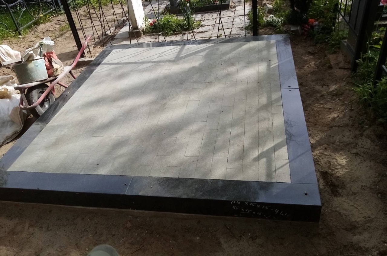 Благоустройство захоронения плиткой с заливкой.