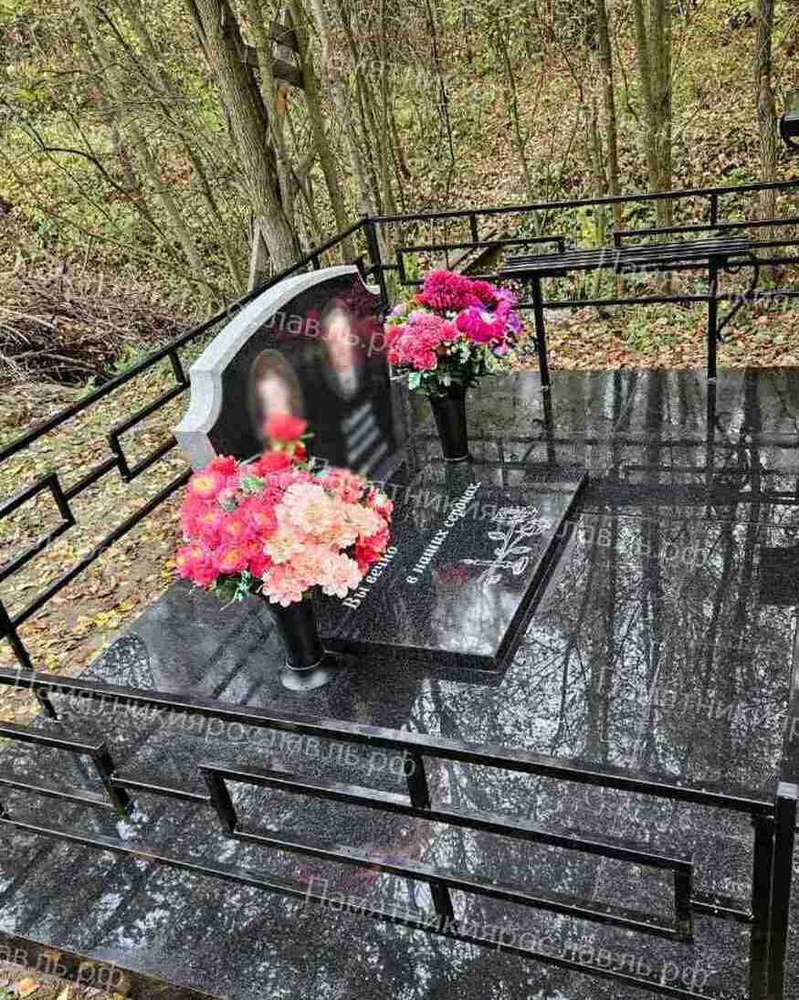 Памятник с надгробной плитой без цветника
