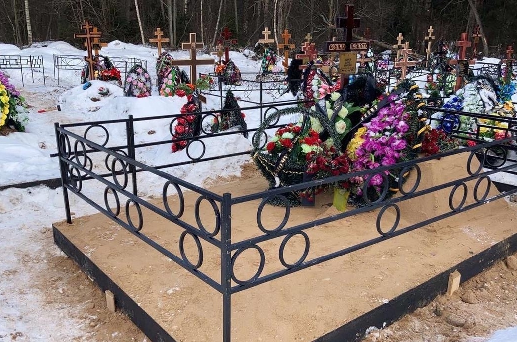 Песчаная подсыпка могилы.