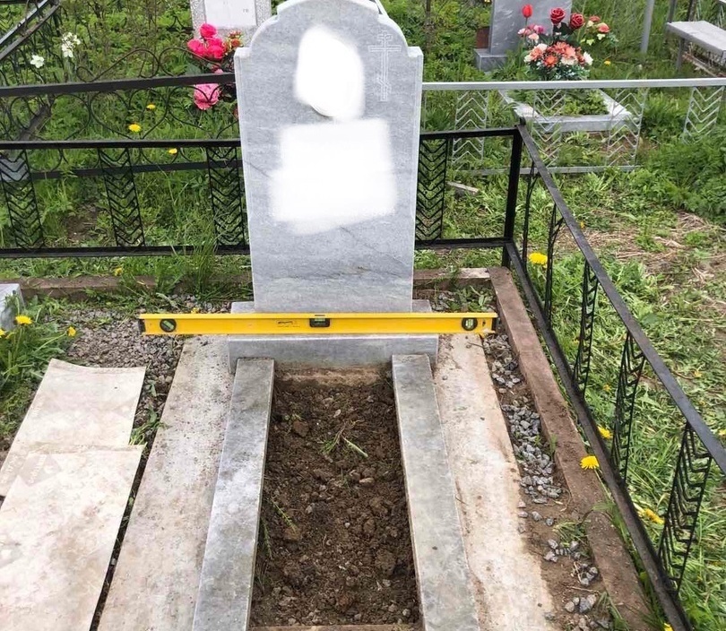 Поправили наклонившийся мраморный памятник.