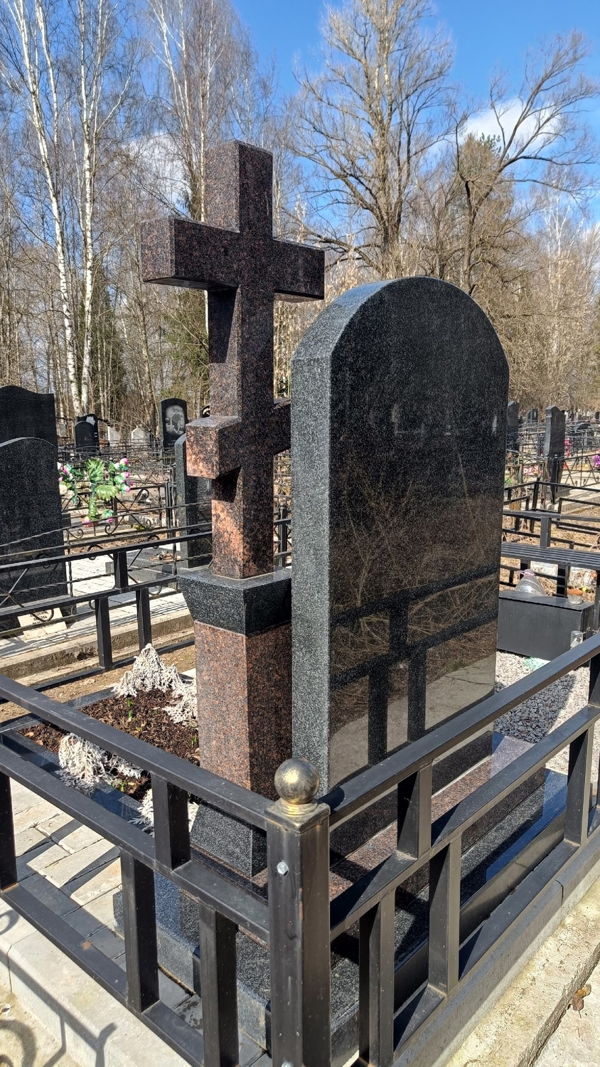 Памятник на могилу с цветником и установкой Гранитный памятник с цветником на кладбище
