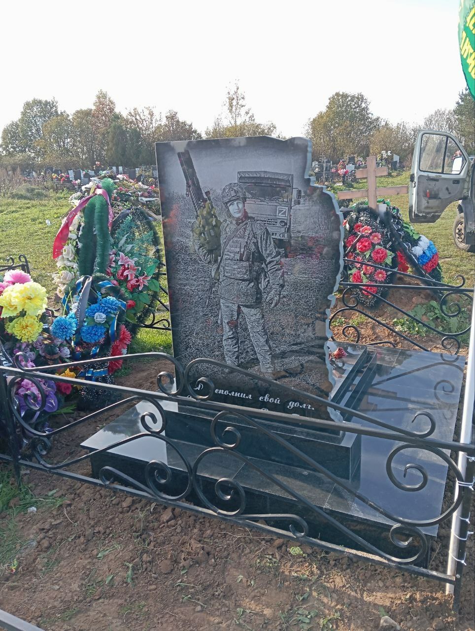 Памятники на могилу погибшему на СВО Памятник из гранита с портретом в полный рост военному