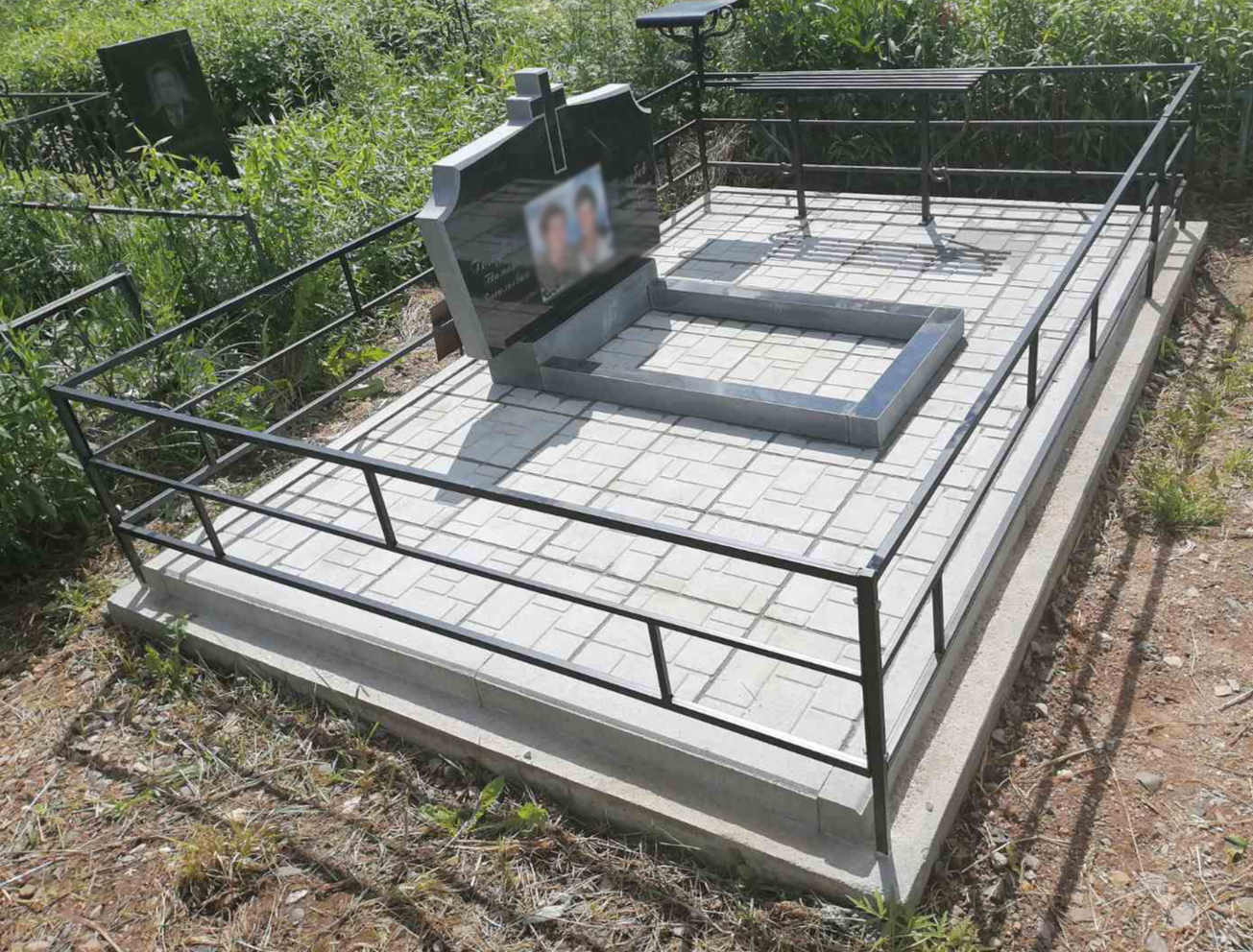 Тротуарный бордюр с плиткой на заливку