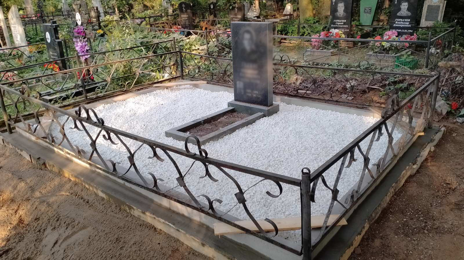 Бордюр "сиян" с отсыпкой могилы мраморной крошкой