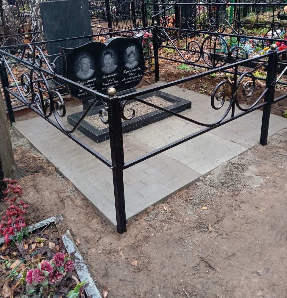 Благоустройство ритуальными плитами 2*2