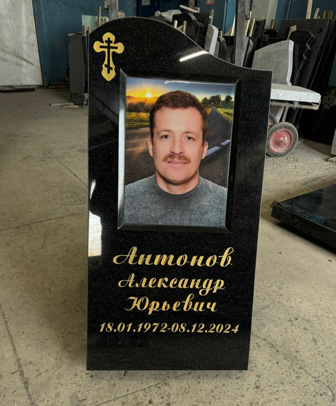 Готовый памятник волна с портретом на керамограните