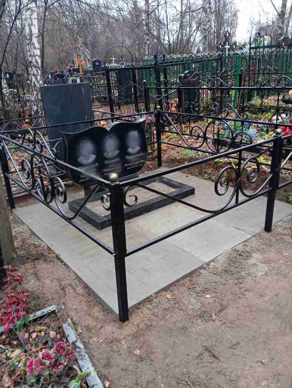 Благоустройство ритуальными плитами 2*2