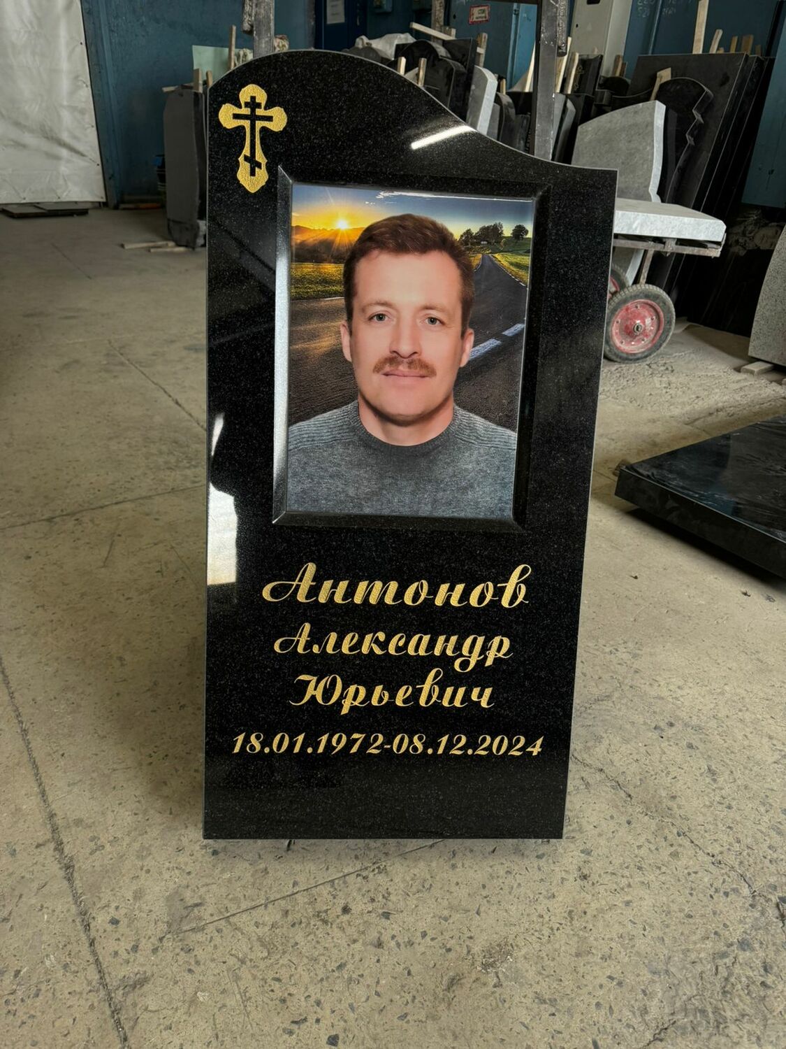 Гранитный памятник Памятник с фото из керамогранита