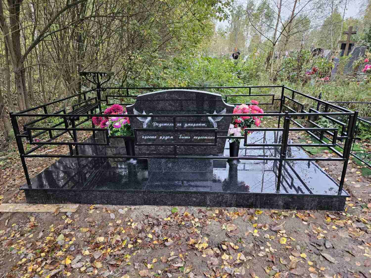 Облагораживание могил в Ярославле заказать благоустройство гранитной плиткой