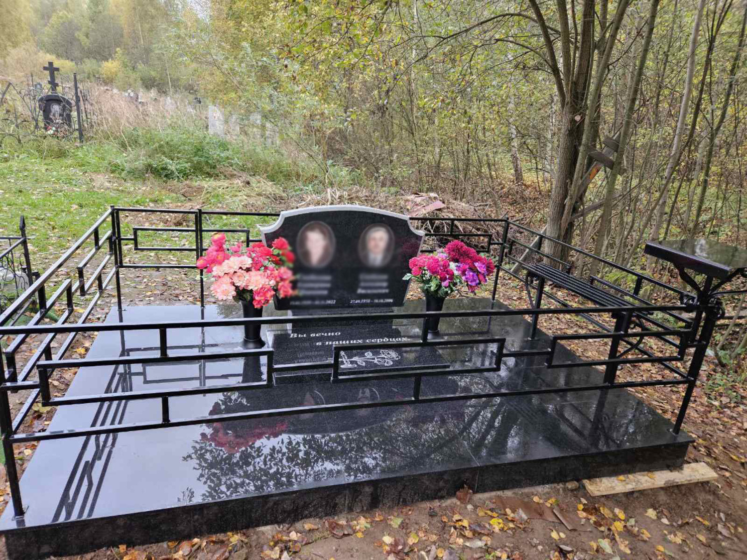 Гранитное благоустройство захоронения