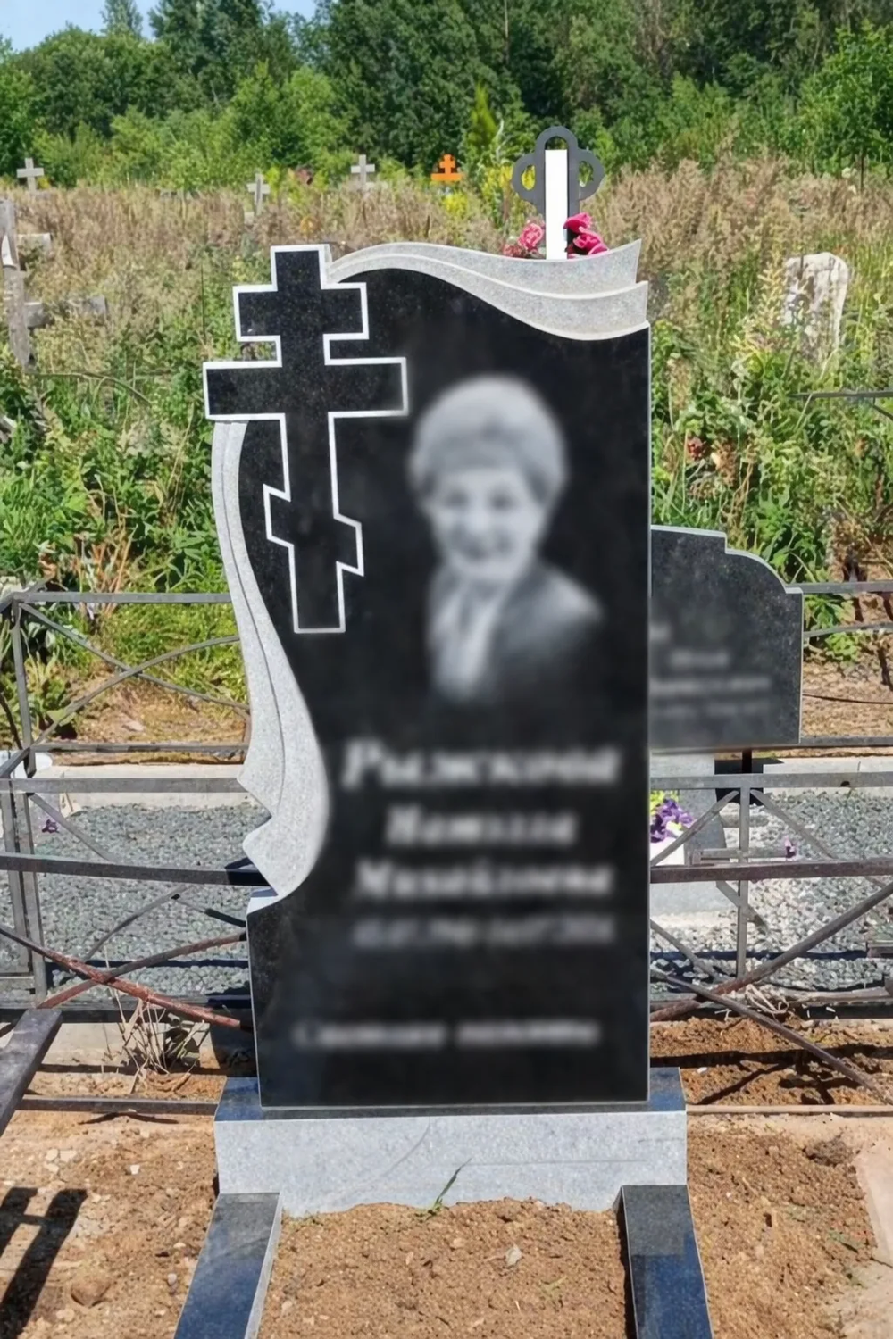 Готовый памятник с резным крестом