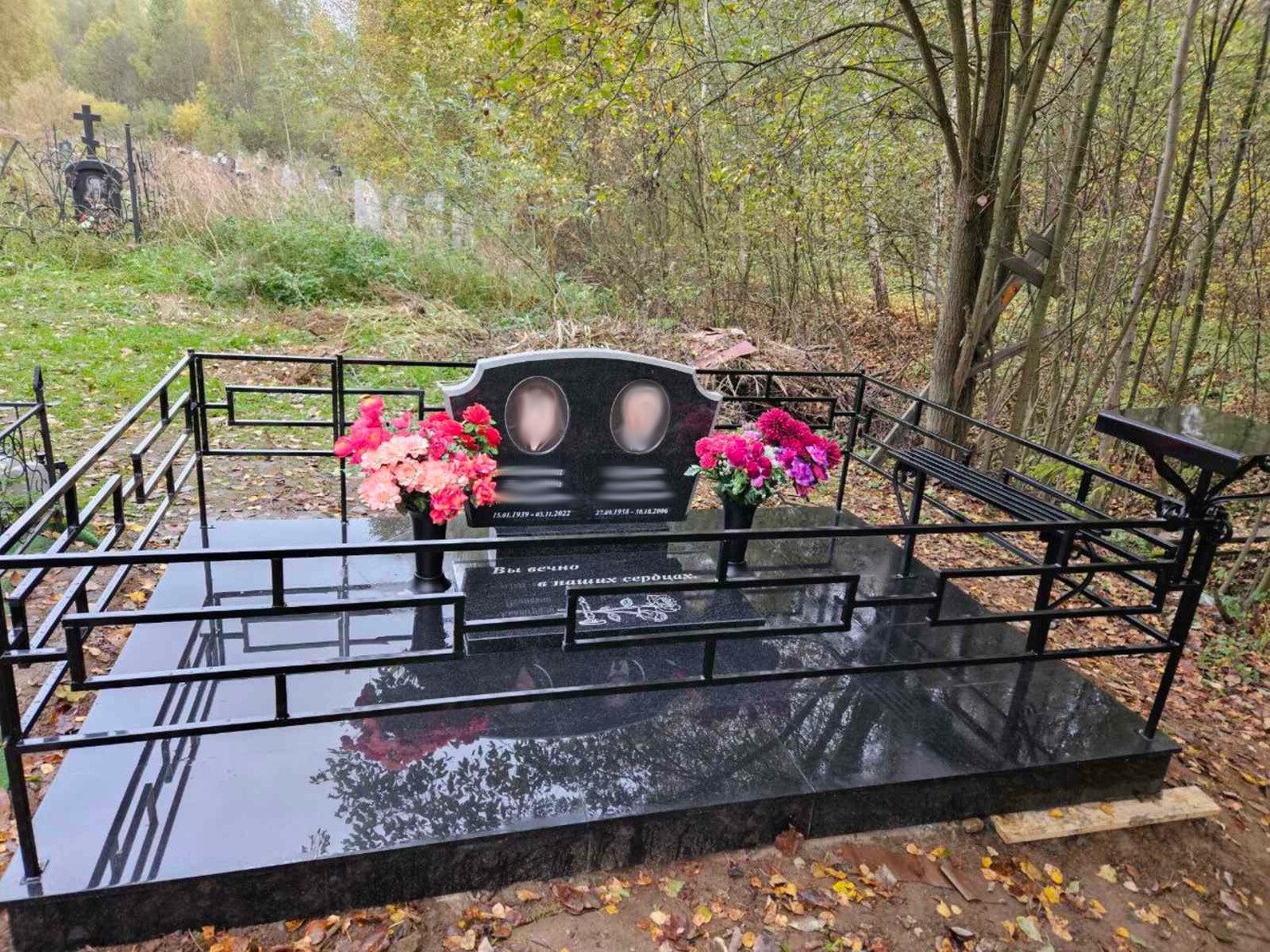 Благоустройство захоронения гранитной плиткой в Ярославле