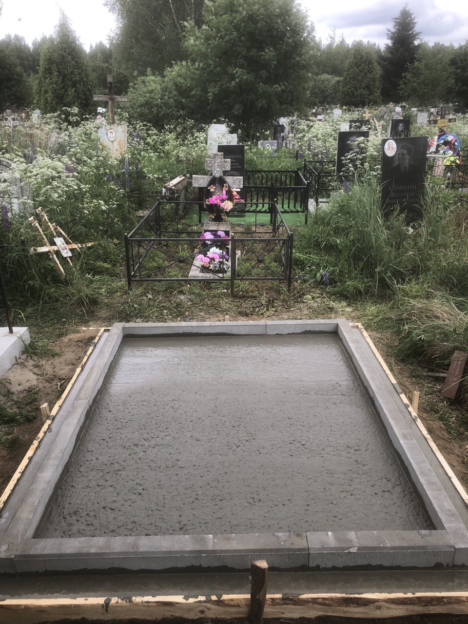 Заливка с армированием захоронения на кладбище
