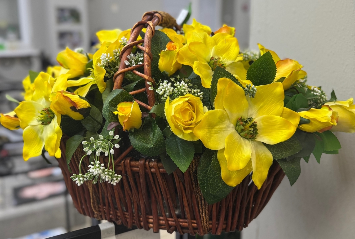 Корзинка плетеная "Розы с орхидеями"